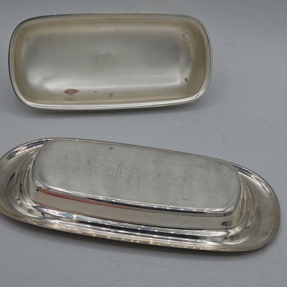 987 silverplated butter dish Approximately 4.25"Wide by 2.5"High by 8.25"long - Picture 7 of 12